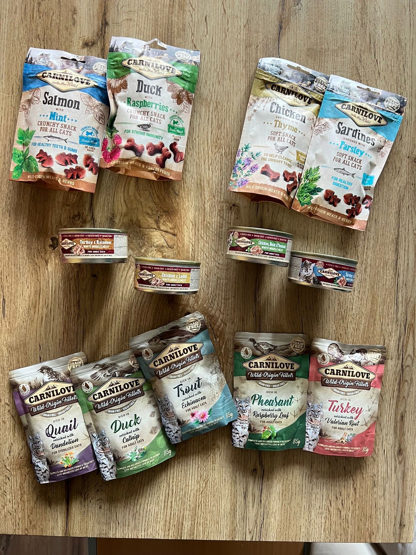 Pack degustación Carnilove para gatos con snacks, sobres y latas sin cereales