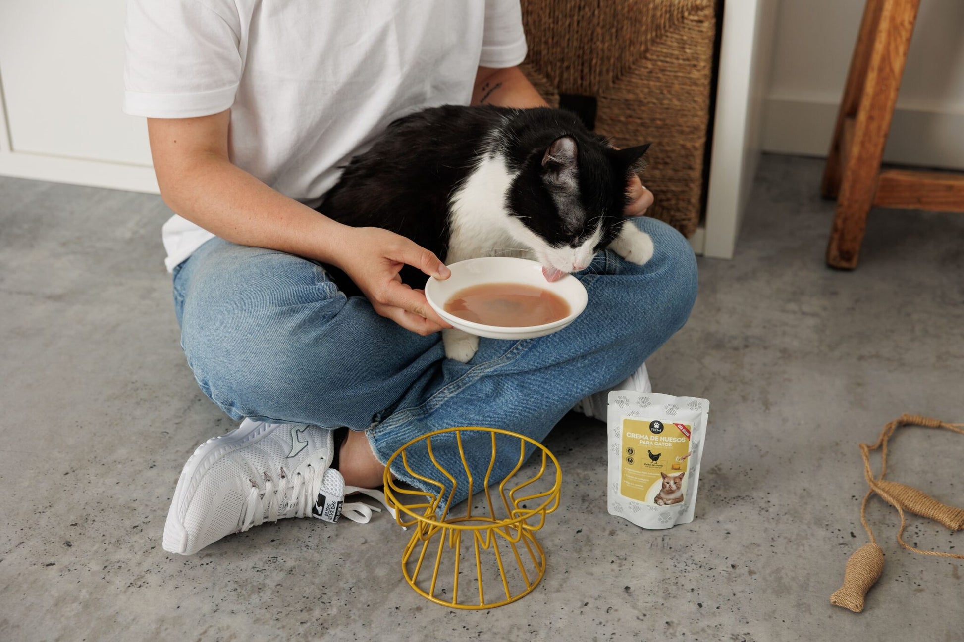 Crema de huesos de pollo de corral con hígado Petbel para gatos, rica en colágeno y sin gluten.