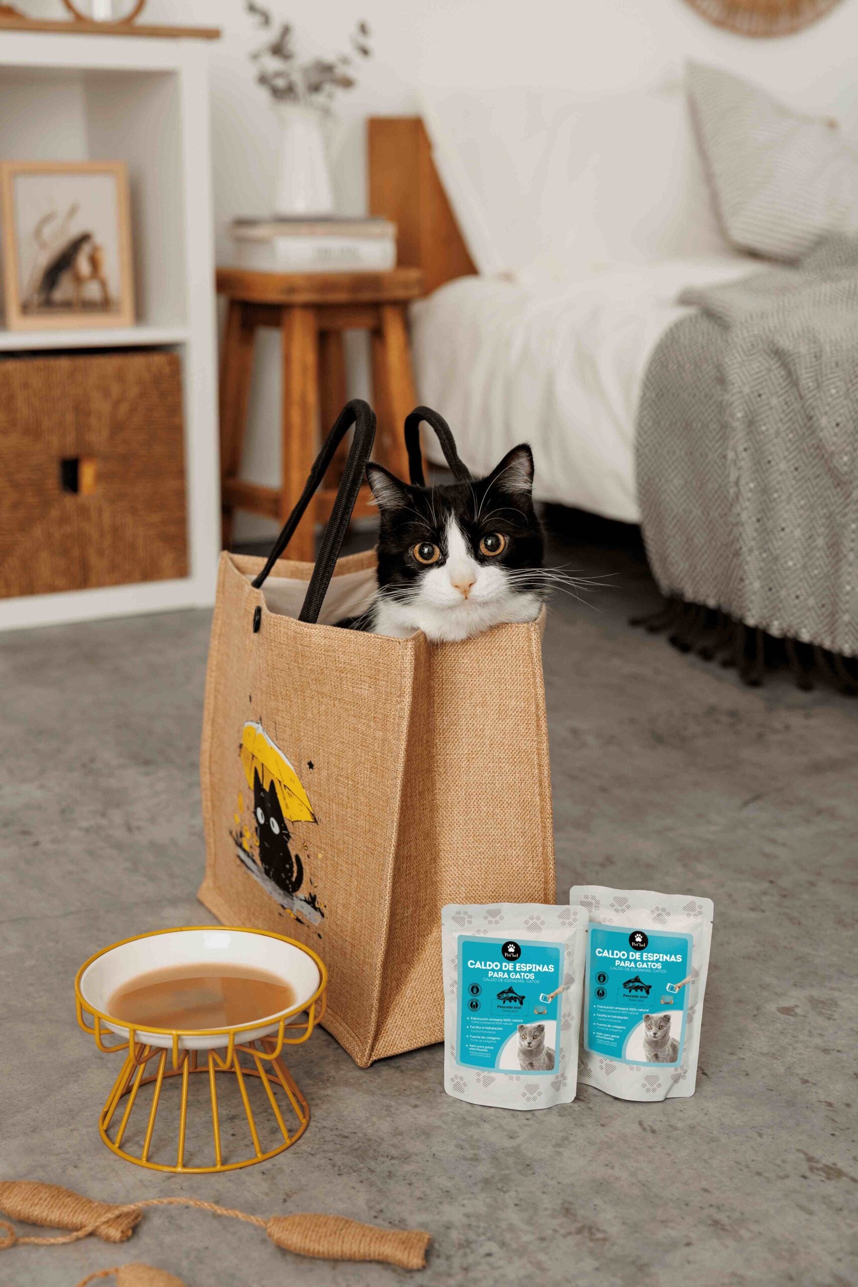 Caldo de pescado nórdico Petbel para gatos, rico en omega-3 y colágeno natural.