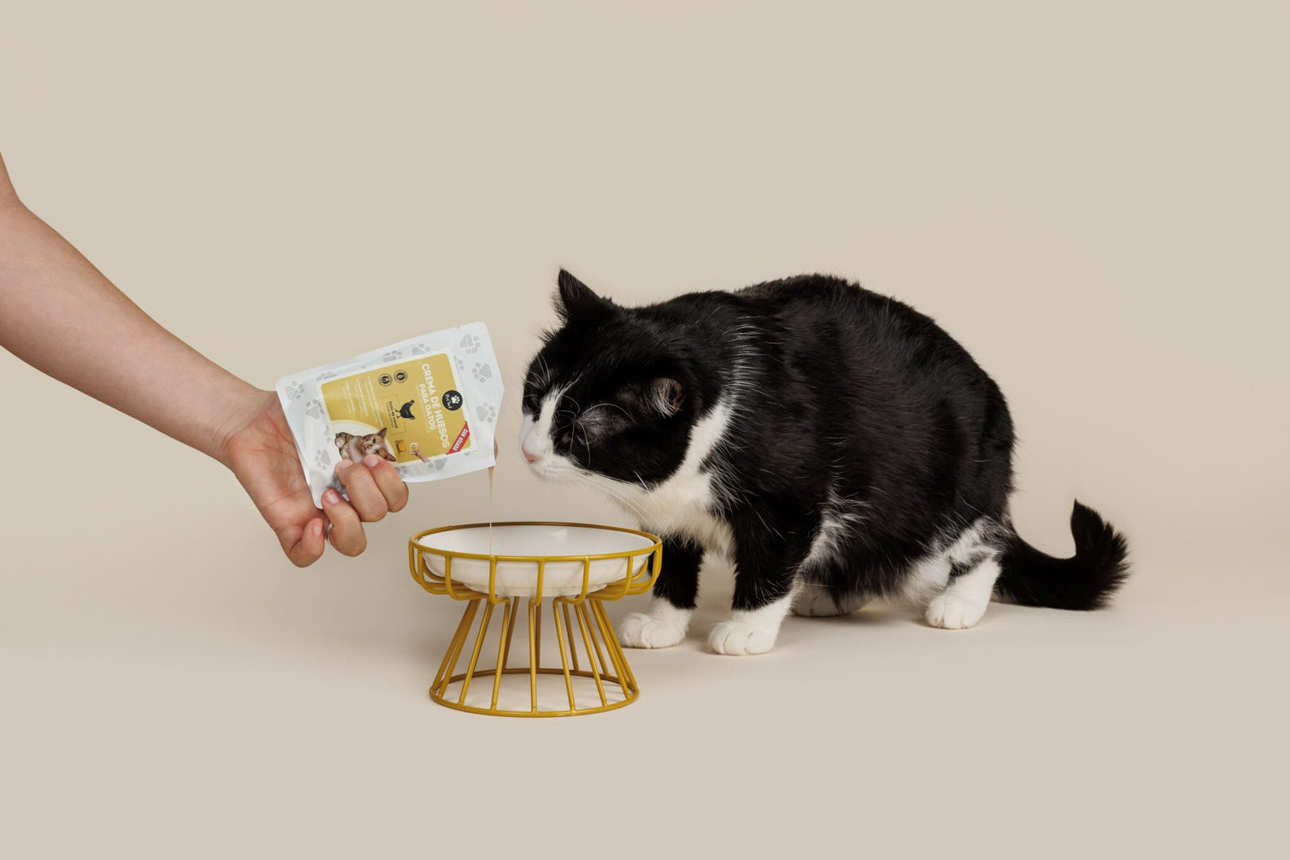 Crema de huesos de pollo de corral con hígado Petbel para gatos, rica en colágeno y sin gluten.