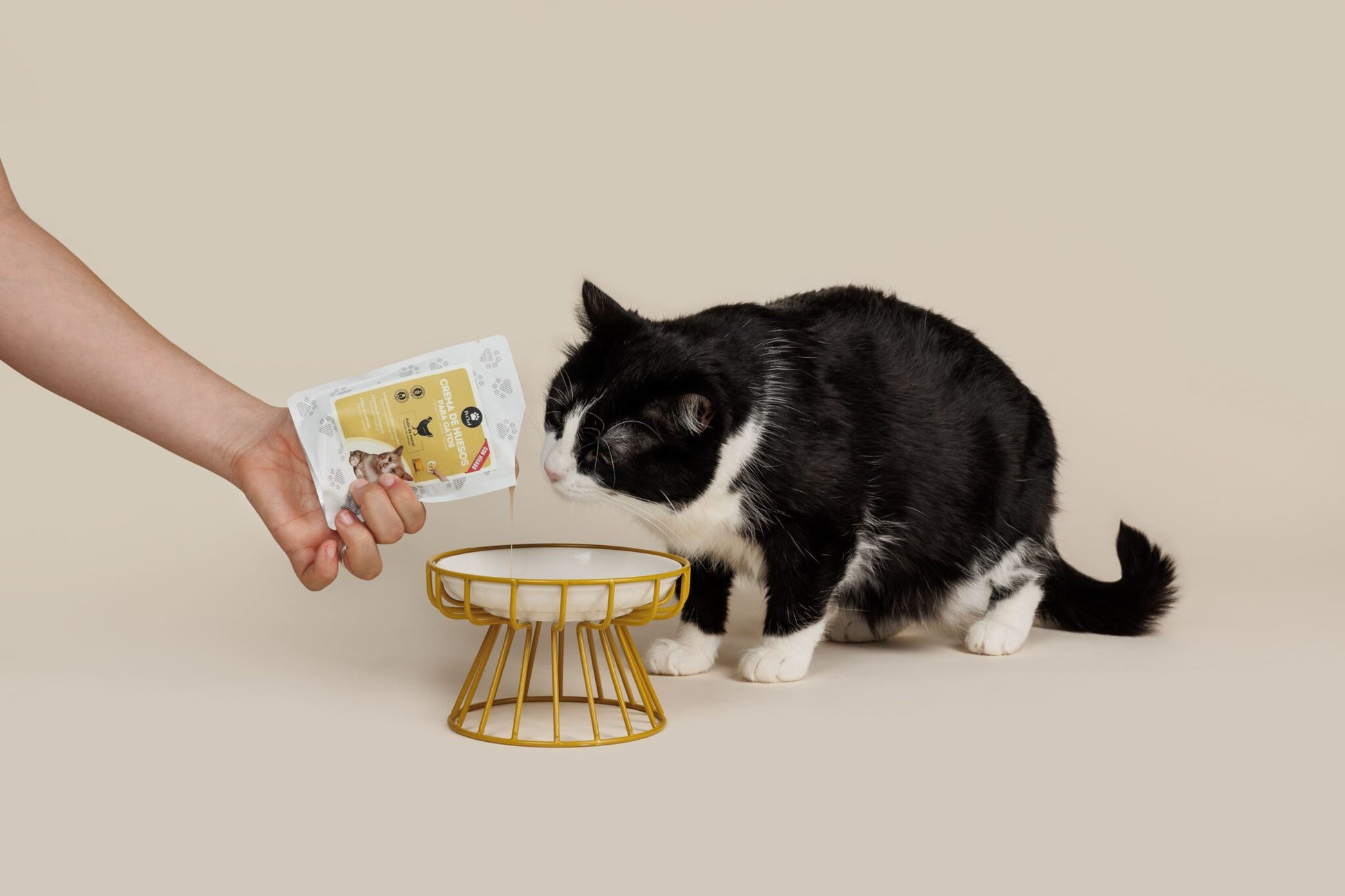 Crema de huesos de pollo de corral con hígado Petbel para gatos, rica en colágeno y sin gluten.