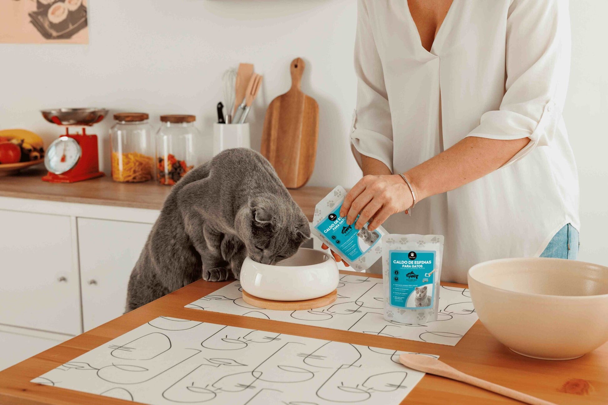 Caldo de pescado nórdico Petbel para gatos, rico en omega-3 y colágeno natural.