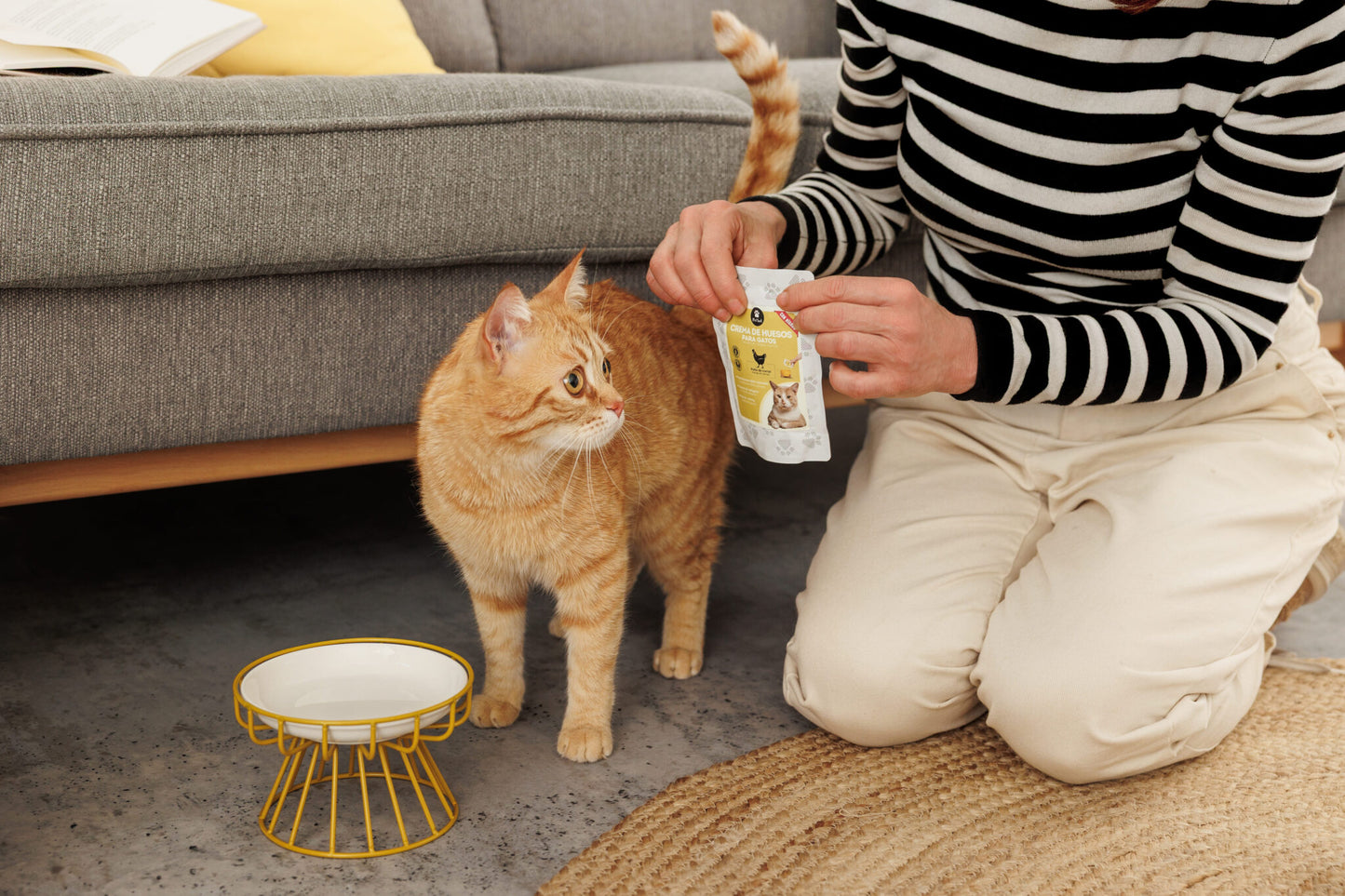 Crema de huesos de pollo de corral con hígado Petbel para gatos, rica en colágeno y sin gluten.