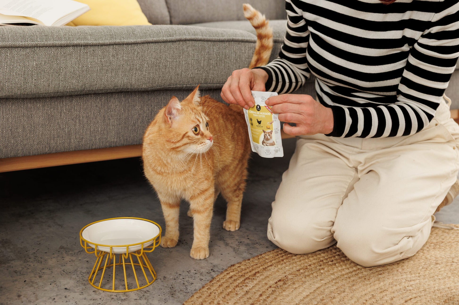 Crema de huesos de pollo de corral con hígado Petbel para gatos, rica en colágeno y sin gluten.