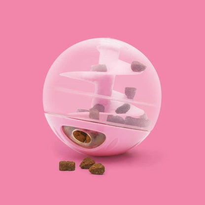 Bola dispensadora de snacks Catit rosa con snacks en el interior