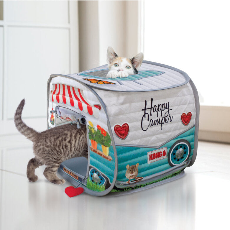 Casa de juego para gatos KONG Camper con diseño de caravana y juguete con catnip