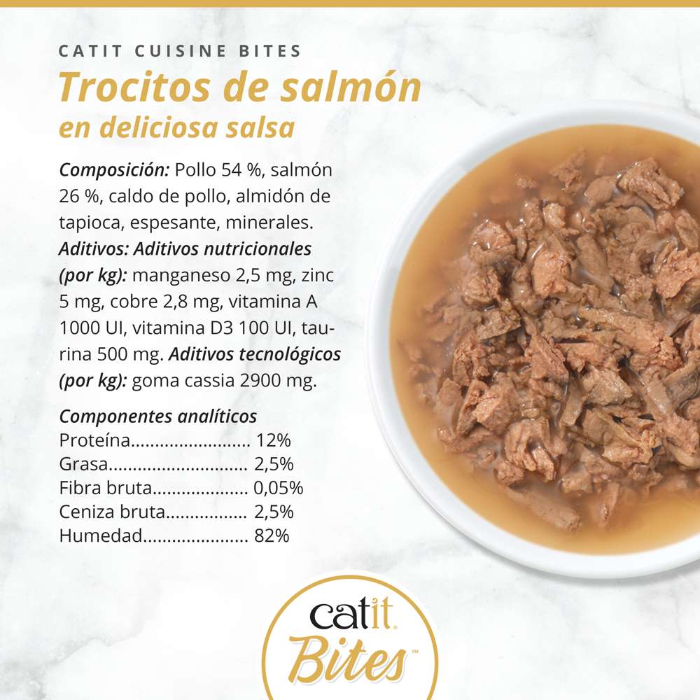 Detalle de bocados tiernos de pollo y salmón en salsa