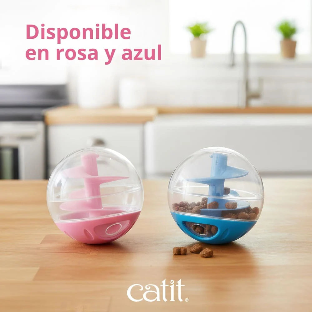 Gatito jugando con la bola dispensadora de snacks Catit azul