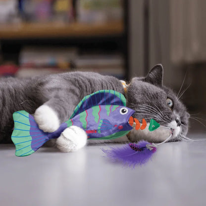Gato jugando con juguete tipo pez KONG Wrangler Angler con catnip