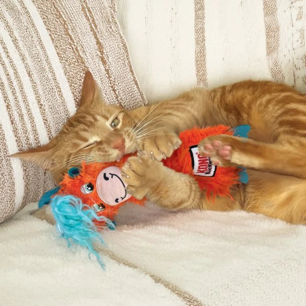 Gato naranja jugando y pateando el KONG Kickeroo Highland Cow