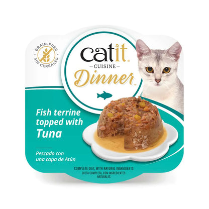 Gato observando una tarrina Catit Cuisine Dinner de pescado con capa de atún