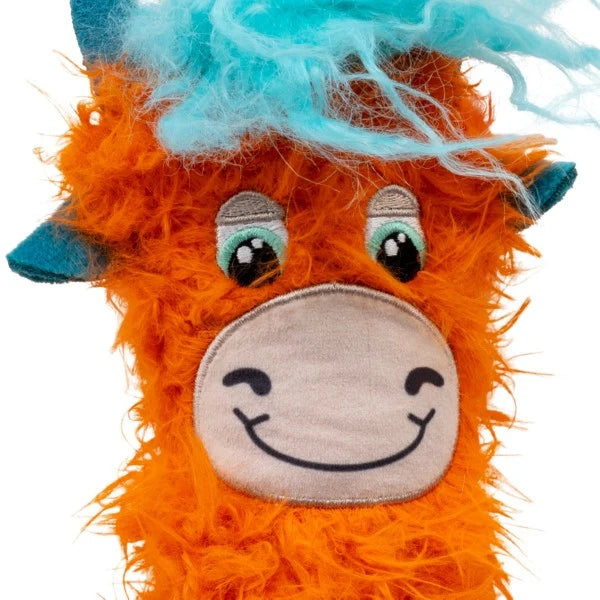 Gato sujetando y mordiendo el juguete KONG Kickeroo Highland Cow naranja