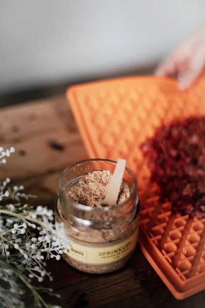 Mr. Bones | Topper de avestruz – Complemento natural para perro y gato