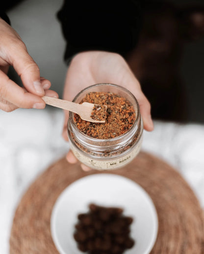 Mr. Bones | Topper de avestruz – Complemento natural para perro y gato