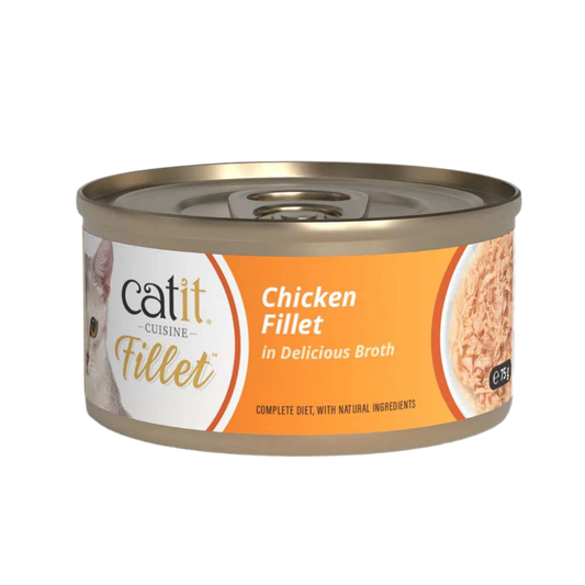 Plato de Catit Cuisine Fillet pollo en caldo servido con textura desmenuzada para gatos