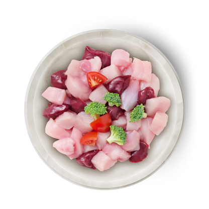 Presentación de los ingredientes de Terra Felis Famousse Conejo y Pavo con carnes, vísceras, brócoli y tomate