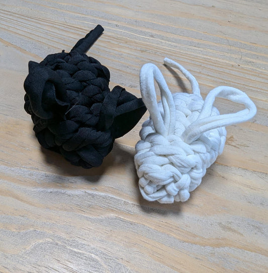 Ratoncitos tejidos a mano para gatos en blanco y negro hechos con materiales reciclados