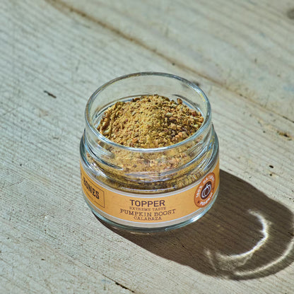 Topper de calabaza mezclado con pienso y comida húmeda para perros y gatos